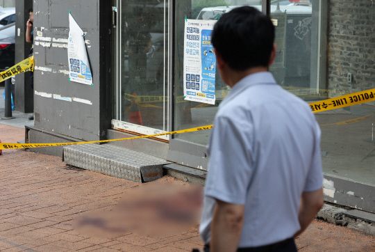 21일 흉기난동 사건이 발생한 서울 관악구 신림역 4번 출구 인근에 폴리스라인이 설치돼 있다. 이날 이곳에서 괴한이 흉기를 휘둘러 1명이 숨지고 3명이 다쳐 병원으로 이송됐다.  연합뉴스